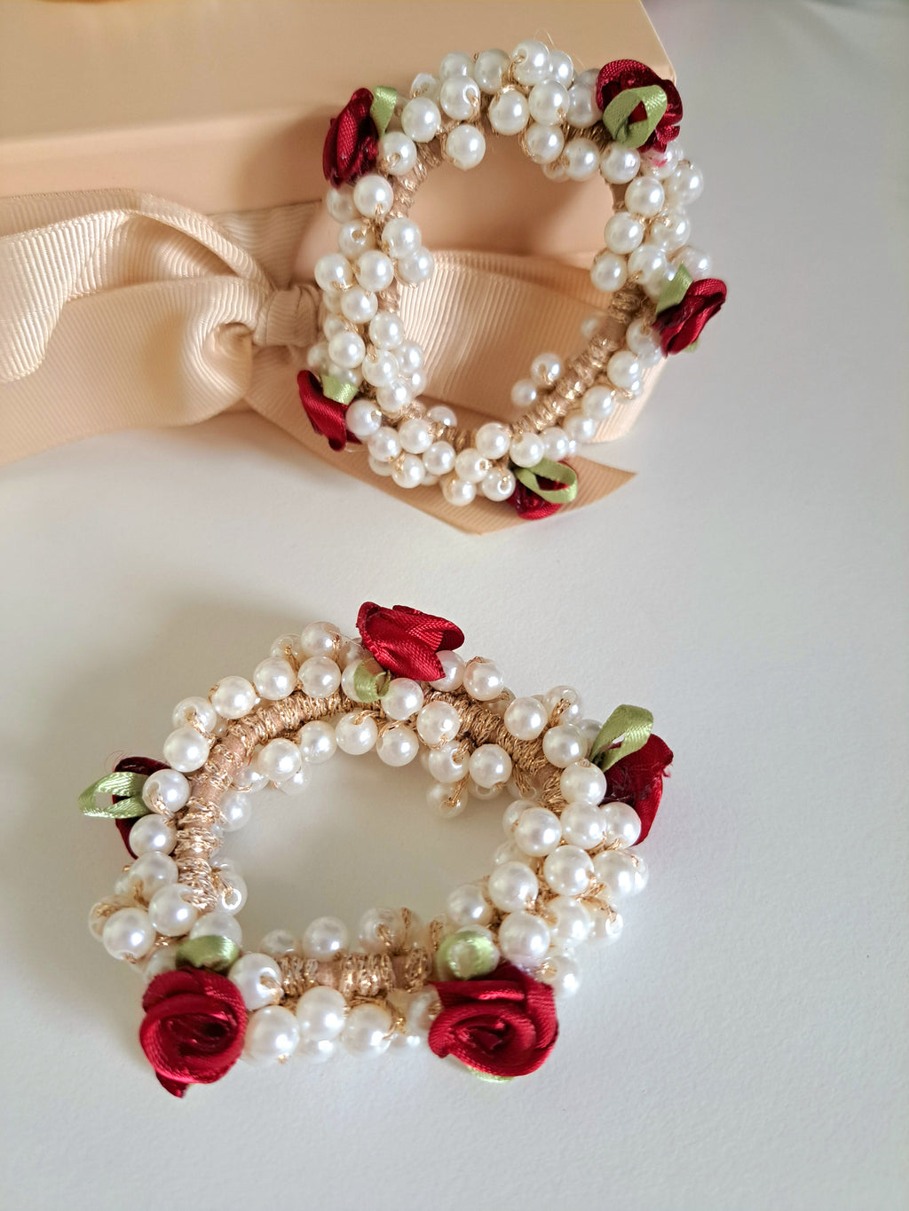 Faux Pearl & Roses Hair Tie || Burgundy (1 pcs)